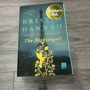 The Nightingale: A Novel Paperback –  by Kristin Hannah